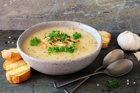 imagine cu o porție de supă de conopidă