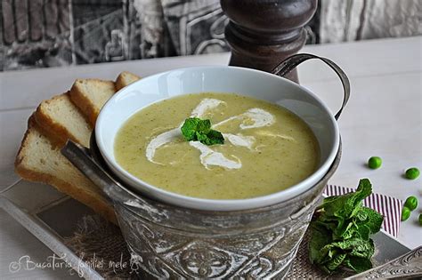 fotografie cu o supă cremă de mazăre