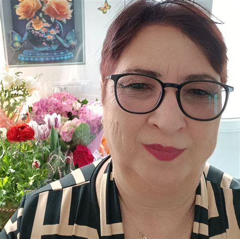 schiță a sălii de naștere, cu personalul medical și pacienta în ipostază