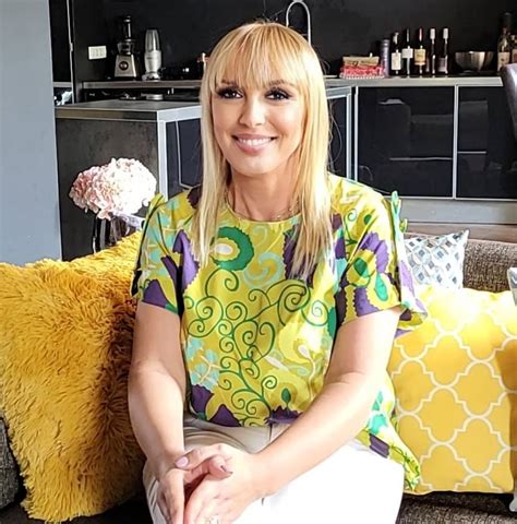 Ilustrație cu un bebeluș care pare agitat și are dureri abdominale, sugerând colici.