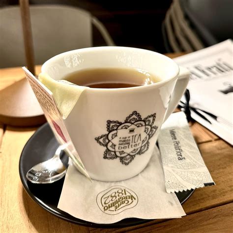 imagine cu o ceașcă de ceai de crețișoară alături de plante uscate