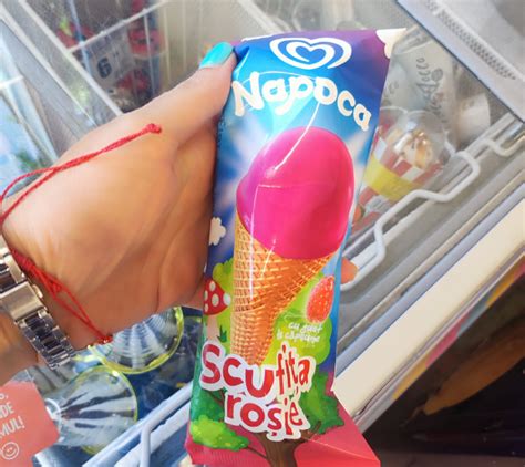 băiețel fericit bând ceai