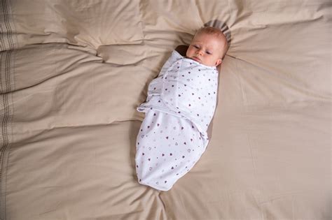 Copil înfășat confortabil într-o păturică