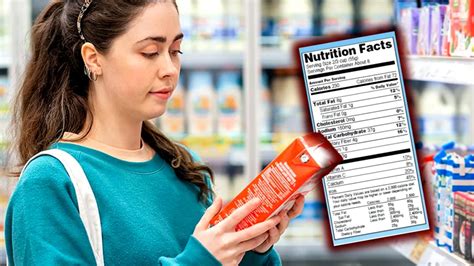 Femeie care citește eticheta unui produs alimentar, cu accent pe ingrediente
