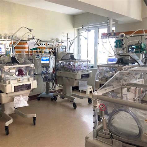 Imagine cu nou-născuți într-o secție de terapie intensivă modernă