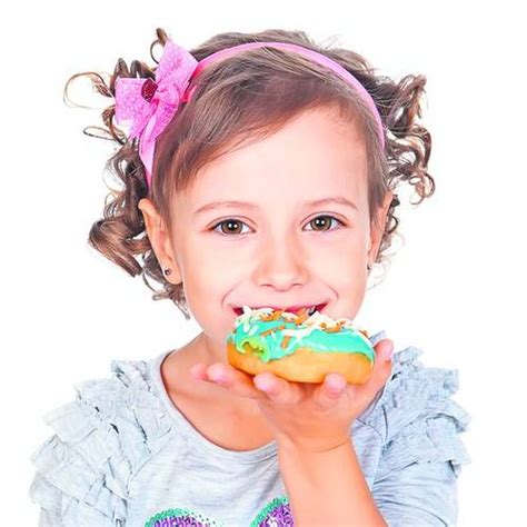 Ilustrație cu alimente interzise copiilor mici.