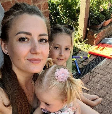 infografic cu o mamă fericită și un bebeluș zâmbind în burtică