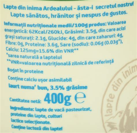 Etichetă de iaurt simplu, integral, cu ingrediente naturale, ideal pentru bebeluși.