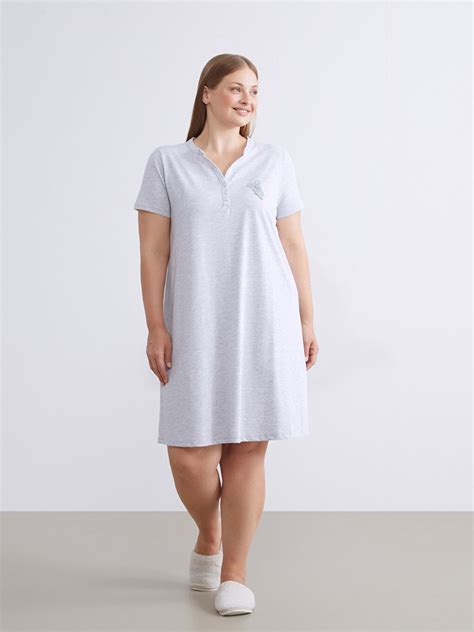 Ilustrație cu o femeie gravidă purtând o cămașă de noapte confortabilă