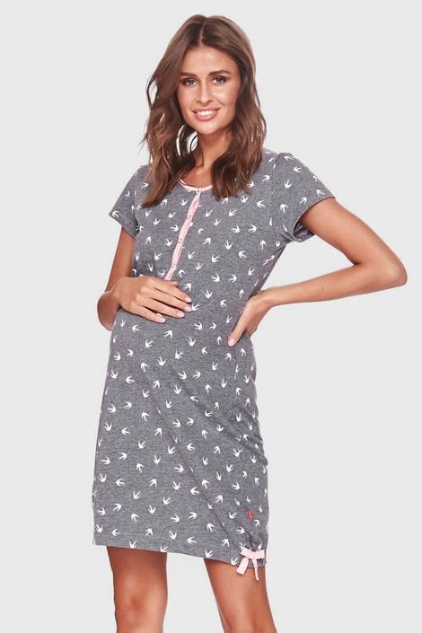 Detaliu al unui decolteu special conceput pentru alăptare la o cămașă de noapte