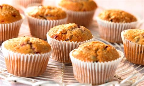 Fotografie cu brioșe cu cireșe, aranjate apetisant pe o farfurie