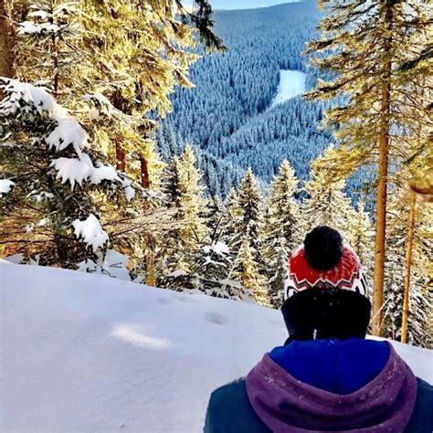 Bebeluș plângând, posibil din cauza durerii în gât, cu părinte îngrijorat.