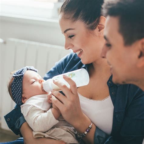 fotografie cu o mamă care oferă biberonul bebelușului într-o poziție confortabilă