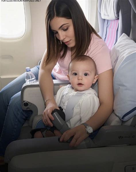 Ilustrație cu o mamă care alăptează un bebeluș agitat în timpul cluster feeding