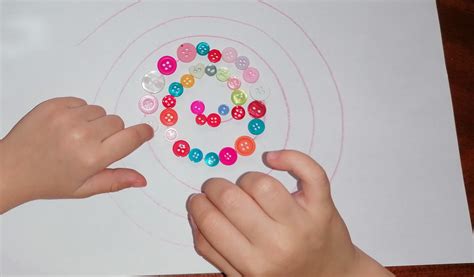 Copil practicând exerciții de coordonare motorie fină și senzorială cu ajutorul unui terapeut ocupațional.