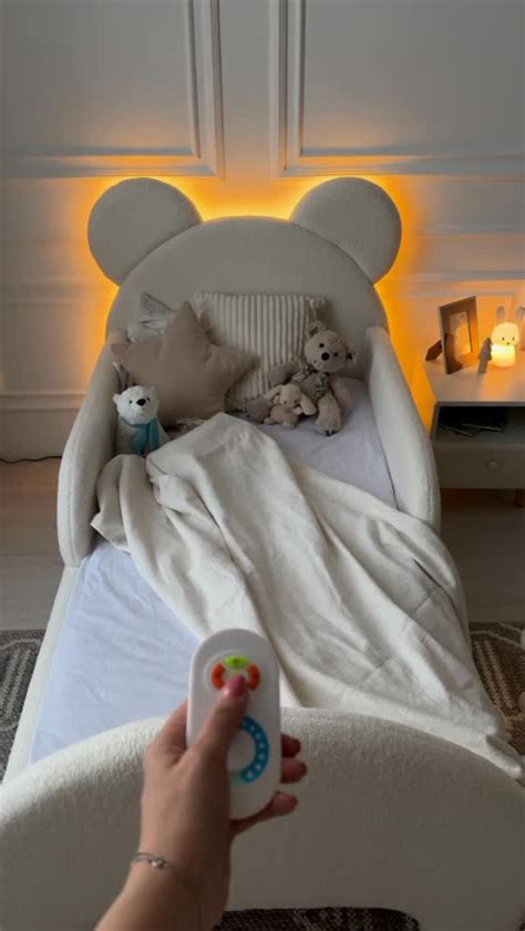 Ilustrație cu un copil adormind liniștit în pătuțul său, cu o veioză cu lumină caldă aprinsă.