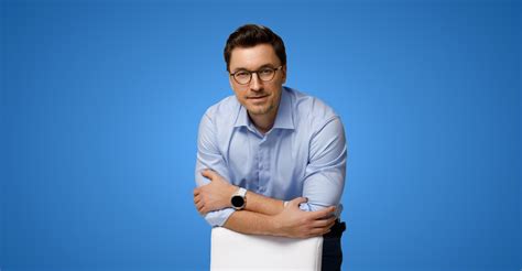 Fotografie cu un bebeluș care exersează statul în picioare cu ajutorul unui premergător