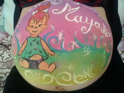 Design complex cu henna pe burtica unei gravide