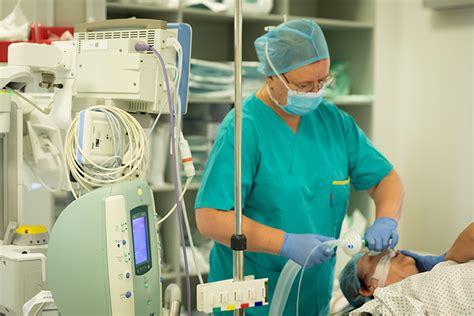 imagine cu un medic anestezist monitorizând un pacient în timpul unei proceduri