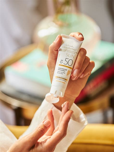 Femeie însărcinată aplicând cremă cu protecție solară pe piele