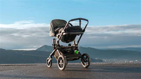 Ilustrație cu un părinte atașând o scoică auto pe un cadru de cărucior folosind un adaptor.