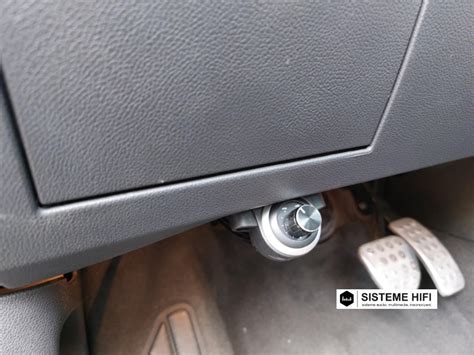 Diagramă schematică ce ilustrează punctele de fixare sigure ale adaptorului între scoica auto și carucior.