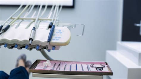 Imagine a unei săli de autopsie, subliniind echipamentul necesar procedurilor