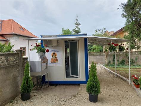 părinți rugându-se într-o capelă a spitalului