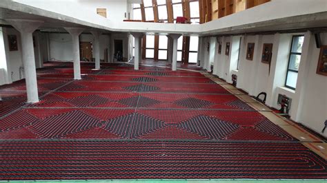 Secțiune transversală a unei pardoseli cu încălzire în pardoseală, evidențiind stratul de șapă peste țevile de încălzire