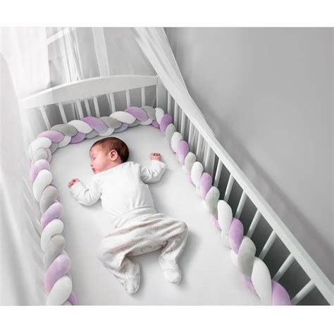 Exemplu de pătuț sigur pentru bebeluși, fără obiecte suplimentare