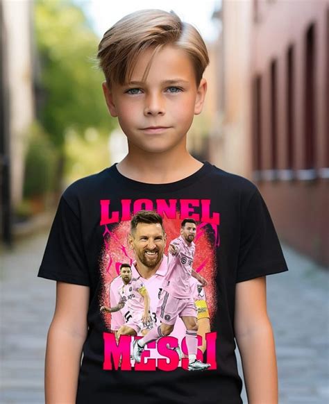 Ilustrație cu diverse tricouri personalizate pentru copii, cu personaje din desene animate și mesaje vesele.