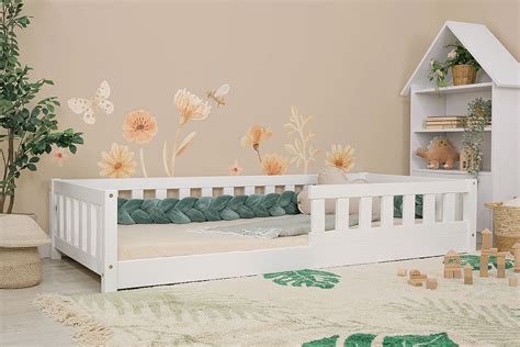 Ilustrație a unui pat Montessori poziționat pe podea