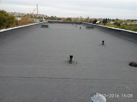 Ilustrație schematică a unui acoperiș cu straturile sale, subliniind importanța stratului de hidroizolație.