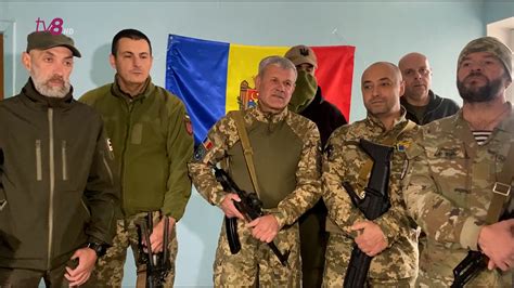 Fotografie cu un grup de moldoveni din diaspora interacționând în limba română