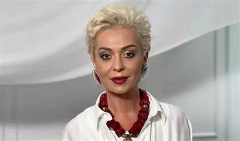 O fotografie cu Irina Rîmeș radiind de sănătate după recuperare.