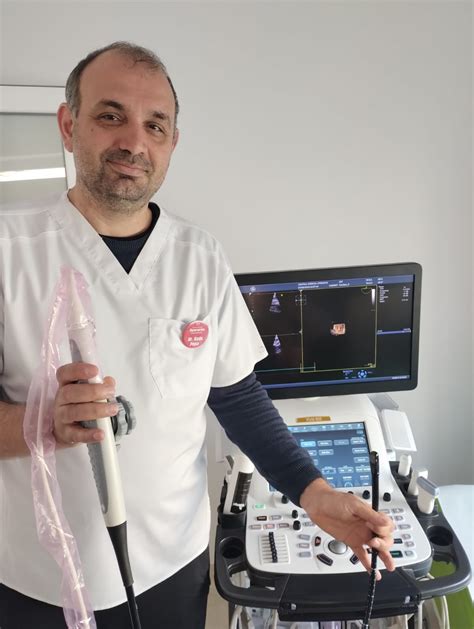 Fotografie cu echipamente moderne de ecografie și endoscopie utilizate în secție