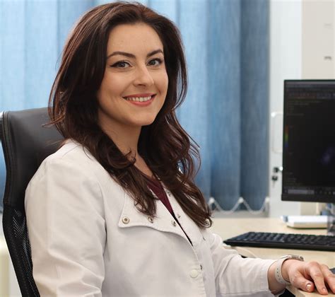 Echipa medicală zâmbitoare într-un cabinet modern