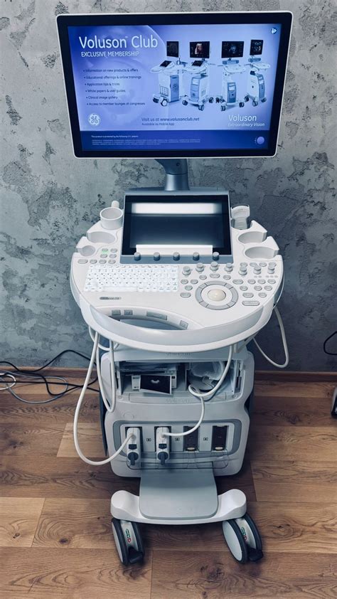 Ilustrație a aparatului ecograf Voluson E8 cu imagini 3D/4D