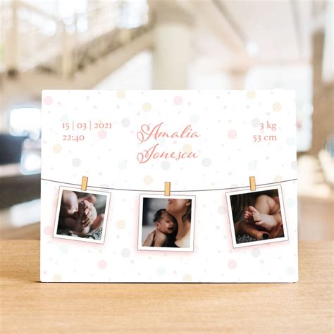 Ilustrație cu o ramă foto personalizată pentru bebeluși, prezentând opțiuni de personalizare cu nume și data nașterii.