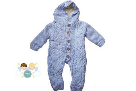 Fotografie a ramei personalizate „Bebe SalopetaTime”, evidențiind salopeta tricotată și ceasul.