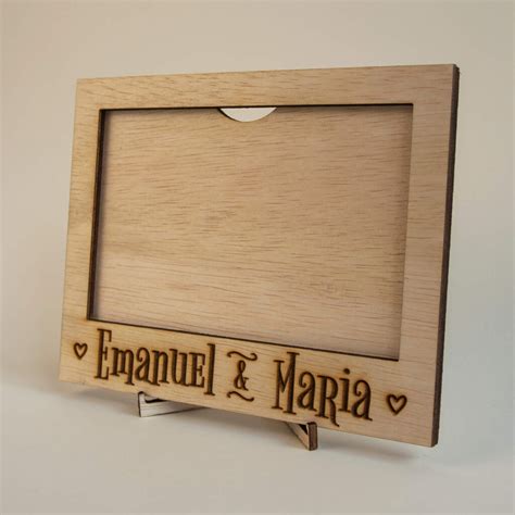 Exemplu de ramă foto din lemn personalizată, cu detalii gravate și fotografie imprimată pe lemn.