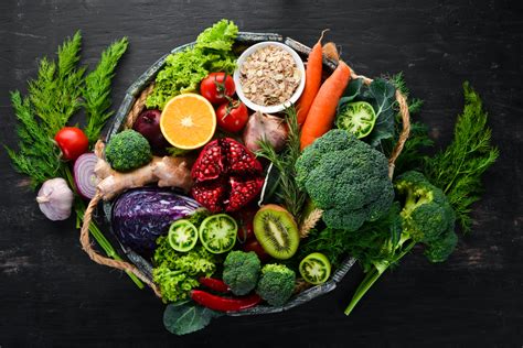 O selecție de fructe și legume tăiate în forme potrivite pentru autodiversificare, prezentate pe o tavă.