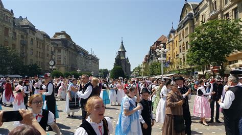 Ilustrație comparativă: Sticlă de bere înainte și după carbonatare prin fermentație secundară