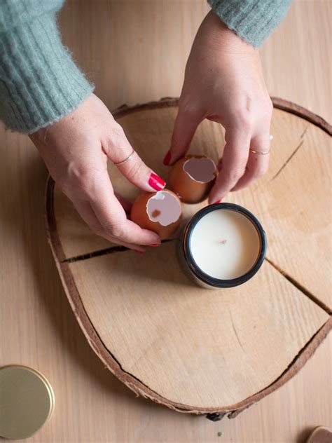 Ilustrație cu diverse elemente simbolice din vise (cap, mâini, ouă)