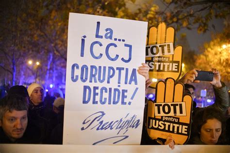 o femeie protestează în fața Curții Supreme din Washington