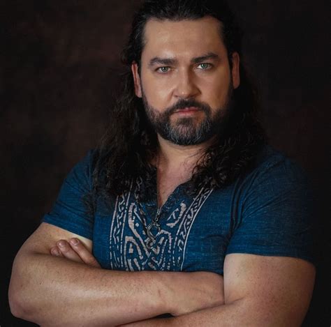 ilustrație cu o mamă care cântă un leagăn bebelușului