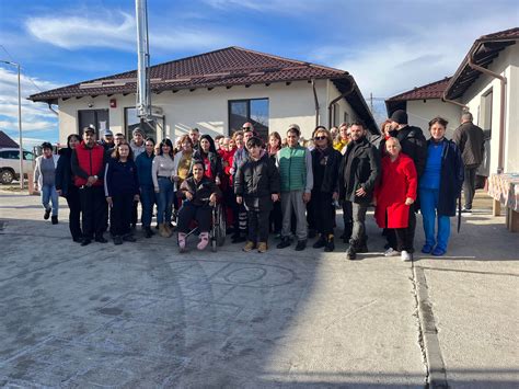 O imagine cu primarul Bebe Ivan interacționând cu cetățenii sau supraveghind activități locale.