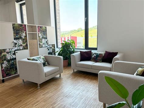 Interiorul Centrului Medical MEDO, cu accent pe o sală de așteptare modernă și primitoare.