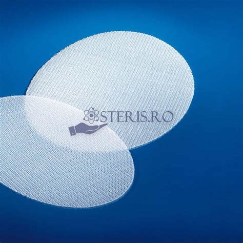 Diagramă ilustrând elasticitatea bidirecțională a unei plase chirurgicale, cu săgeți indicând direcțiile de întindere.