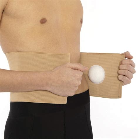 Fotografie cu un sugar purtând o centură pentru hernie ombilicală, demonstrând poziționarea corectă a perniței de silicon.